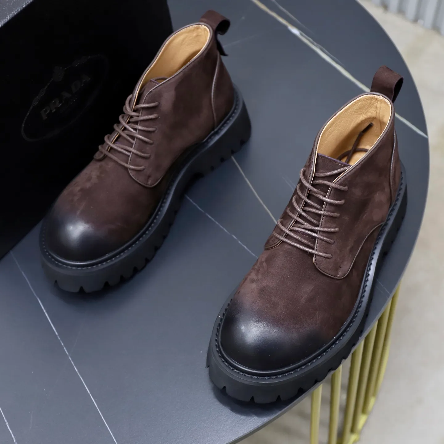 Men's shoes: 580💰🙅‍♂️🙅‍♂️🙅‍♂️ Brand: PRADA Standard code: 38-44 (45 customized) Grade: Same as the official website Material: Original high-grade high-mercerized light Comfortable and breathable pigskin lining Non-slip soft wear-resistant outsole Style category: Men's fashionable casual boots Distinguished luxury brand elements Top luxury Color: actual picture color